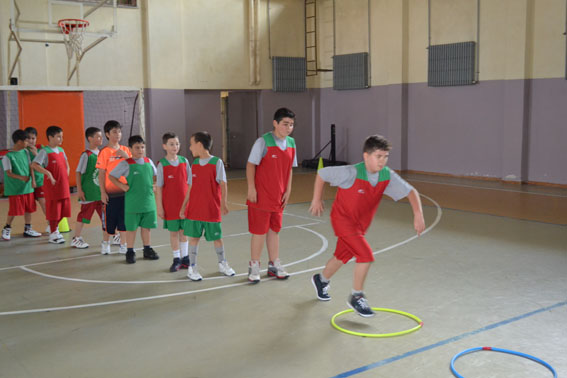 Çocuklara basketbolu sevdiriyorlar