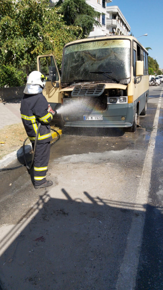 Seyir halindeki minibüsün motoru yandı