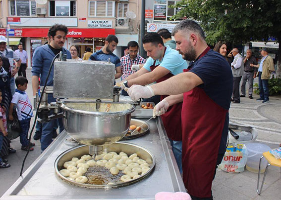 AK Parti Gençlik Kolları lokma dağıttı