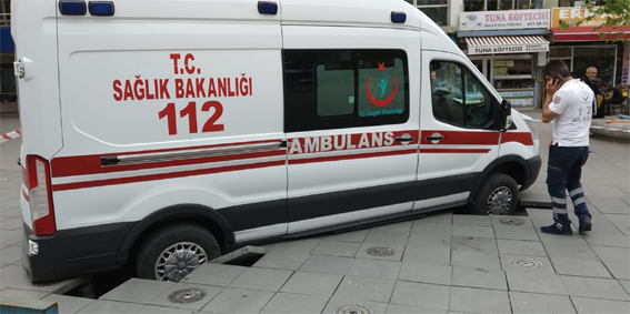 Ambulans belediye meydanına saplandı