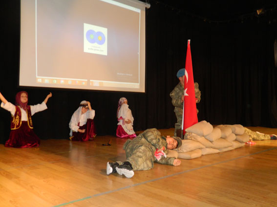 Öğrencilerden İstiklal Marşı okuma performansı