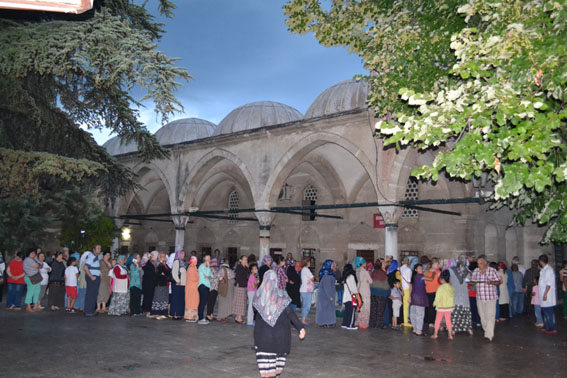 LİAD 3 bin kişilik iftar verdi