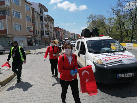 Lüleburgaz’ın iki kadın muhtarı çocukları sevindirdi