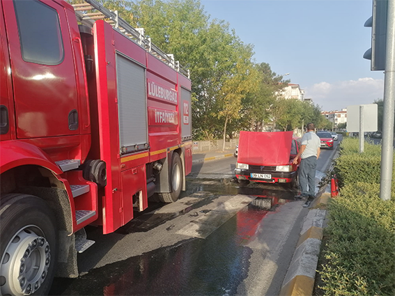 Seyir halindeki otomobil aniden yandı