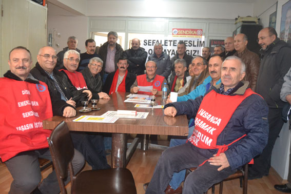 Emekli Sen maaş zamlarını protesto etti  Emekli Sen Lüleburgaz  Başkanı  Kemal Andooğlu , hükümetin 'kaynak yok' bahanesiyle emeklileri sefalete mahkum ederken diğer yandan da sisteme girişi teşvik amacıyla Özel Bireysel Emek