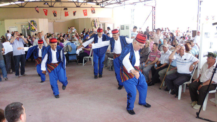 Gençlere taş çıkartıyorlar