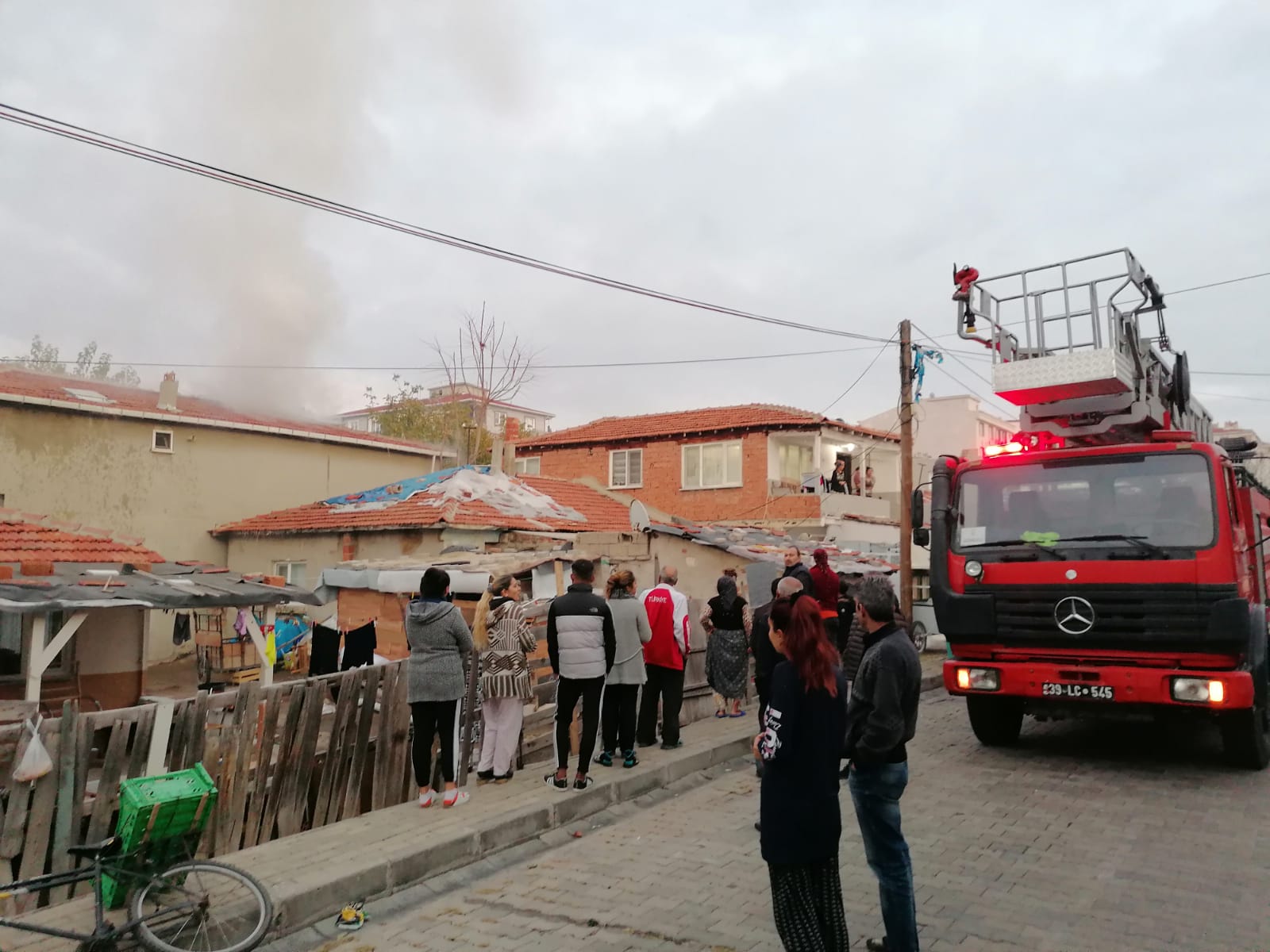 Şömineyi yaktı ev yandı!