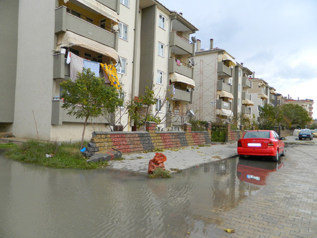 Kanalizasyon taştı, Emek Sitesi sakinleri isyan etti