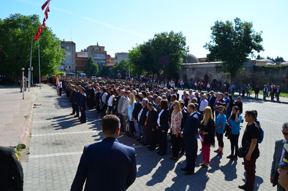 Bayram Ata’ya çelenk sunumu ile başladı