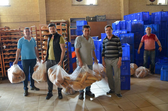 Sokak hayvanları için 1500 adet ekmek verdi