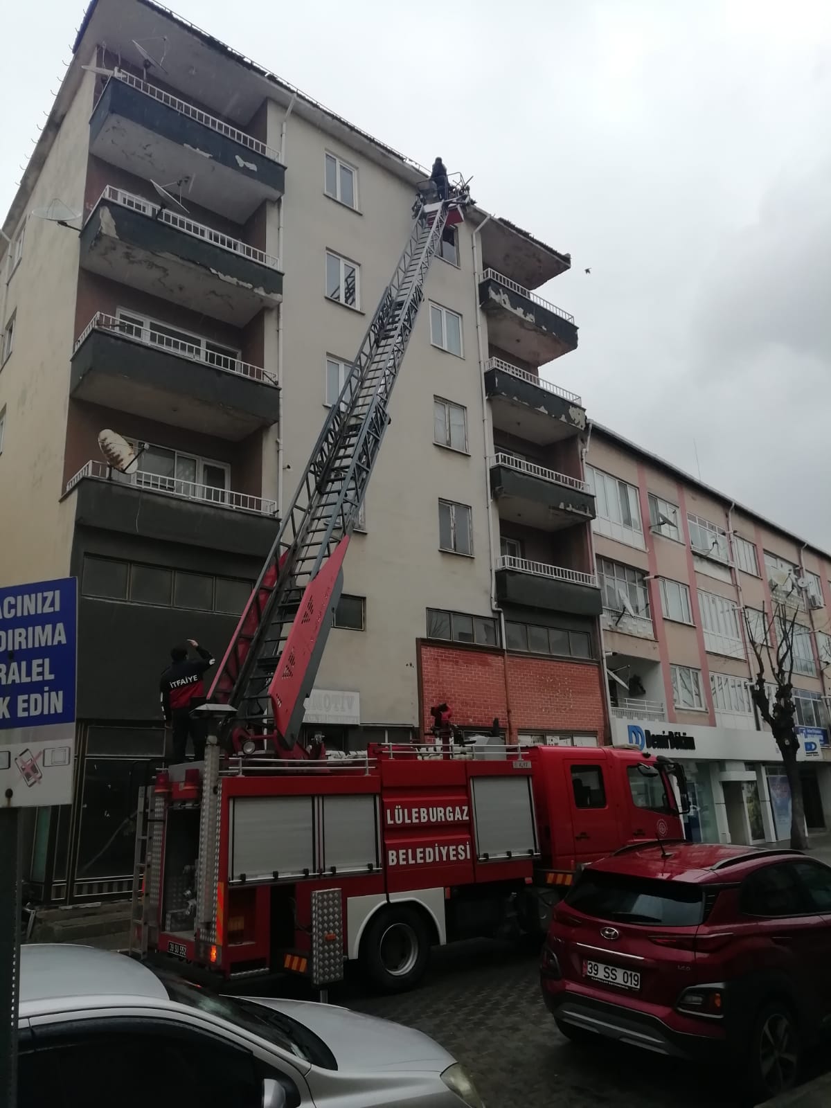 Tehlike yaratan kiremitler toplandı