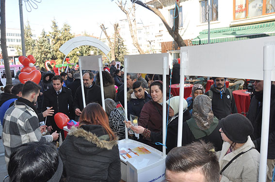 Vatandaşlara karanfil ve boza dağıtıldı