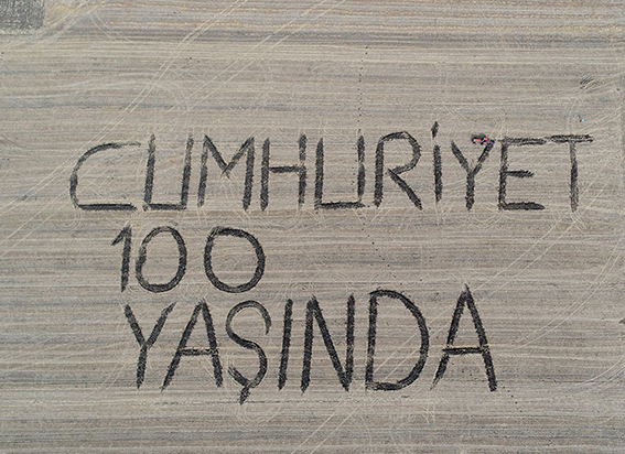 CUMHURİYETİN 100. YILINI TARLAYA KAZIDILAR