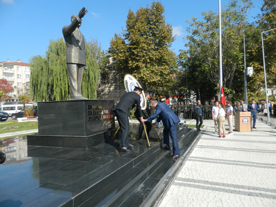 Cumhuriyet Bayramı kutlamaları Çelenk Töreni ile başladı