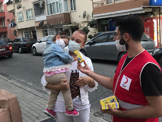 Kızılay’dan çocuklara çikolatalı süt ikramı