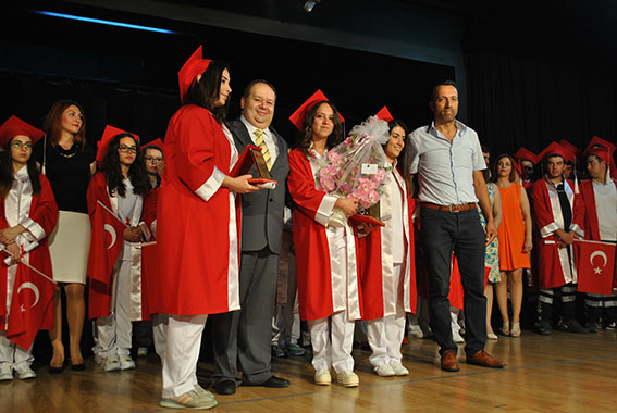 Ayyıldız Anadolu Sağlık Meslek Lisesi ilk mezunlarını verdi