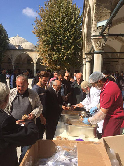 Sokollu Camii’nde aşure dağıtıldı