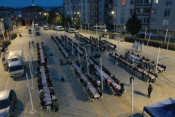 Lüleburgaz Belediyesi’nin mahalle iftarları başladı