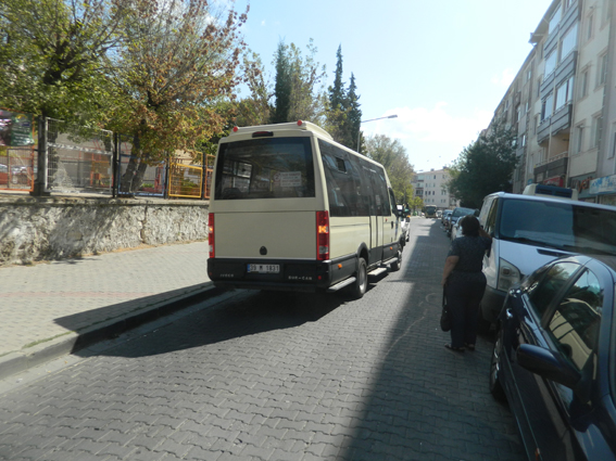 Uyarısız kapatılan yol araçları ters yöne soktu