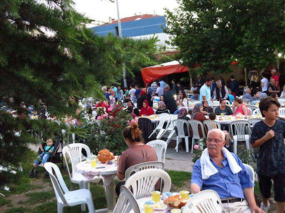 Cumhuriyet Mahallesi sakinlerinden iftar yemeği