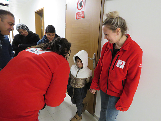 Kırklareli'ne getirilen depremzedeler KYK yurtlarına yerleştiriliyor