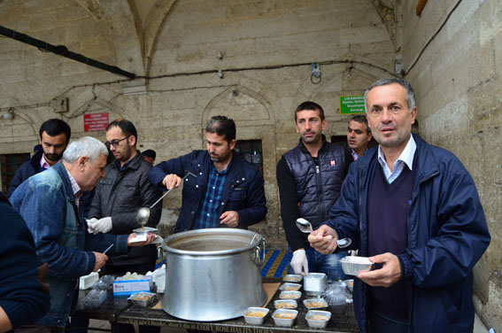 Sokollu Camii’nde Aşure dağıtıldı