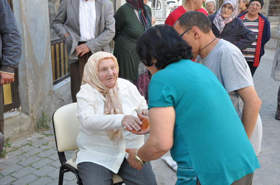 82 yaşındaki hayırsever Paçacı’dan erzak yardımı           