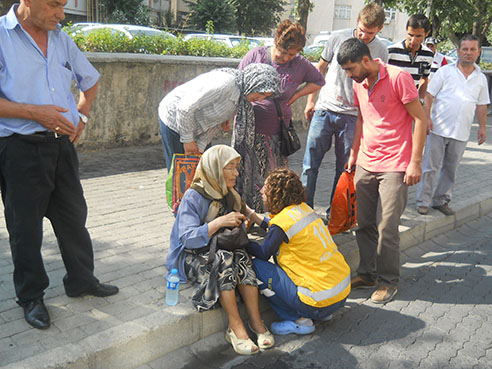 Yaşlı kadına minibüs çarptı