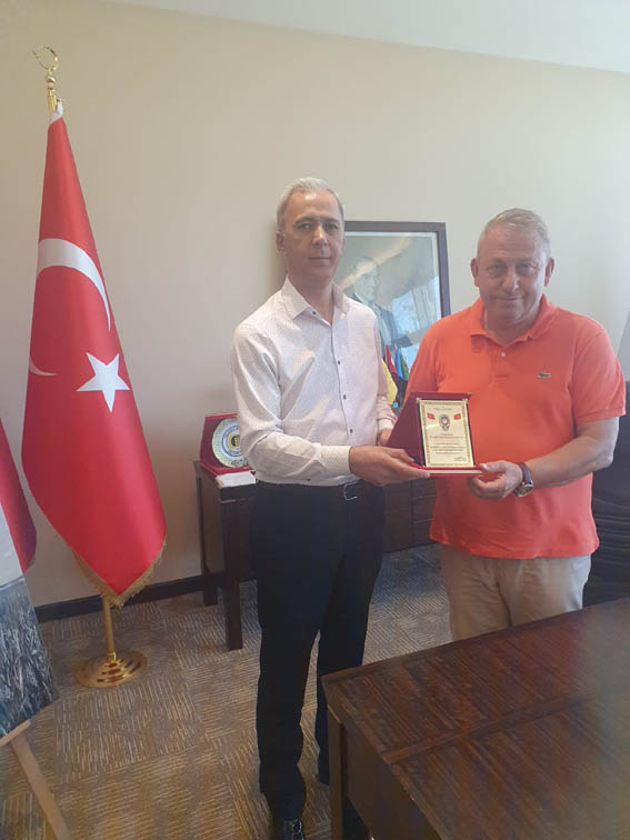 Ali Koca’dan Kenan Var’a plaket