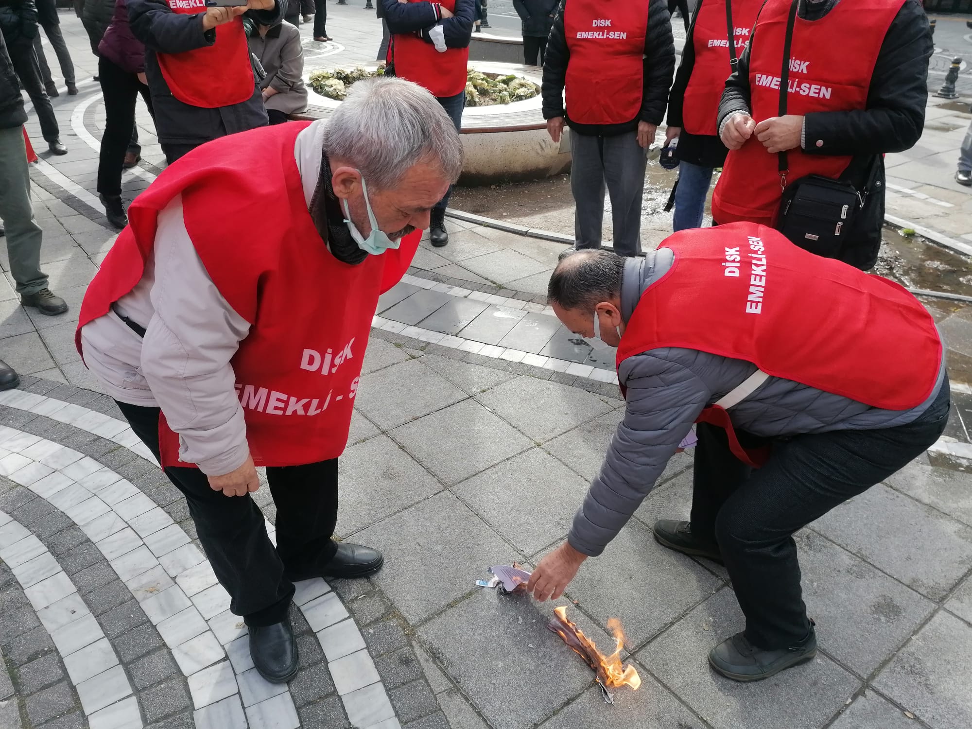 Zamlar protesto edildi faturalar ateşe verildi!