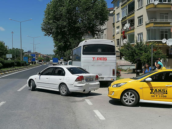 Ticari taksi ile otomobil çarpıştı; 1 yaralı