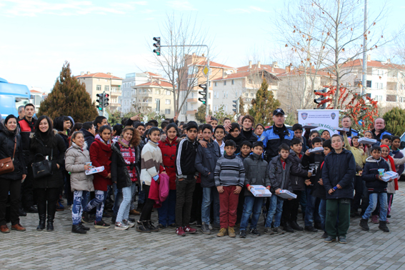 Öğrencilere kırtasiye malzemesi dağıtıldı