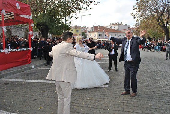 Başkan Halebak “Roman Havası” oynadı