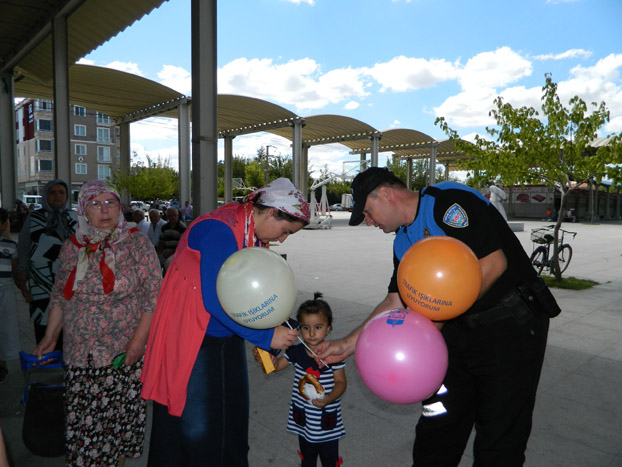 TDP balon dağıttı 