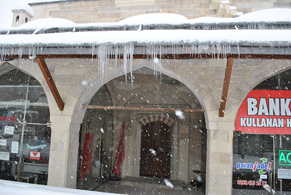 Çatılarda oluşan buz sarkıtları tehlike saçıyor