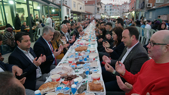 Altıyol’da Bin kişilik iftar