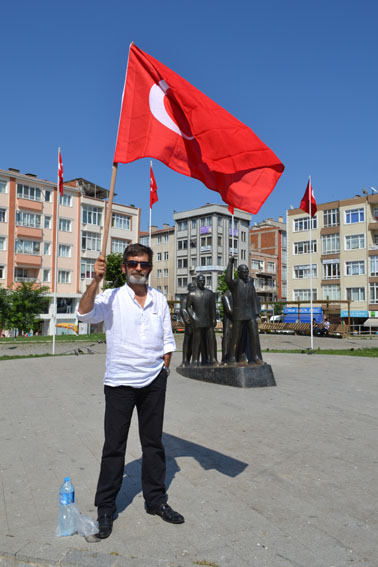 Türk Bayrağı’nın indirilmesi protesto edildi