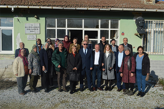 Kaymakam ailesinden Ayvalı Köyüne ziyaret