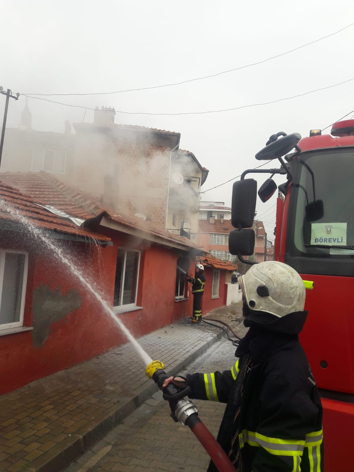 Cumhuriyet Mahallesi’nde ev yangını 