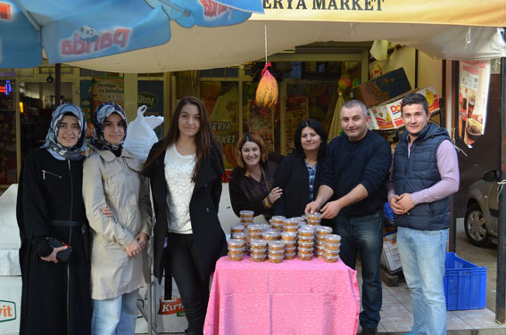 Ferya Market 1000 kişilik aşure dağıttı