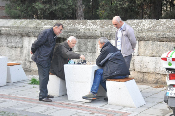 Satranç masaları yoğun ilgi görüyor