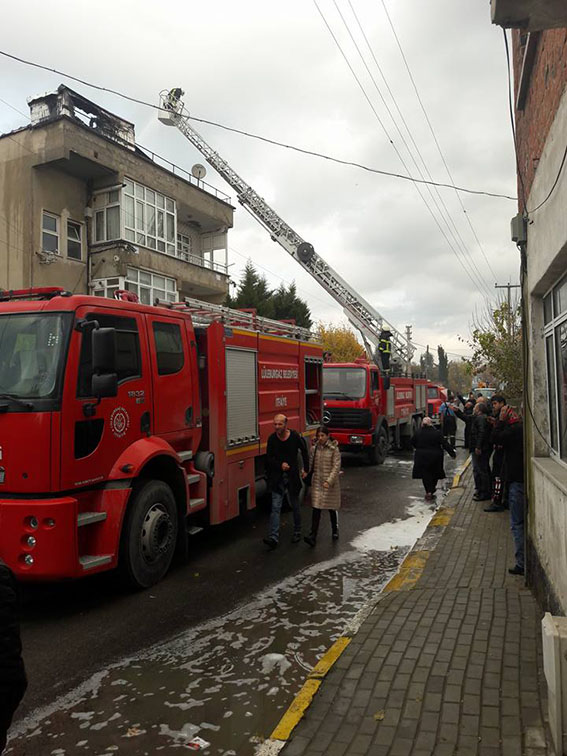 Cumhuriyet Mahallesi’nde korkutan çatı yangını