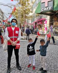 Kızılay’ın gençlerinden çocuklara bayrak ikramı