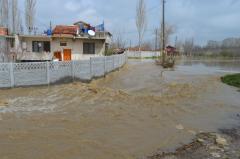 Şiddetli yağış yüzünden ev ve işyerlerini su bastı