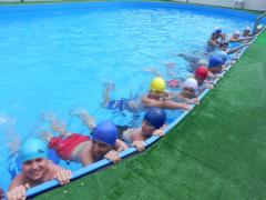 Çocuklar yüzme havuzlarında serinledi