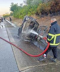 Lüleburgaz'da yanan otomobildeki 5 İrlandalı yaralandı