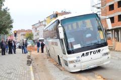 Lüleburgaz’da yol çöktü otobüs göçüğe sıkıştı